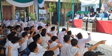 Habib Anis Syahab Ajak Siswa SMK Antartika 2 Sidoarjo Bersholawat