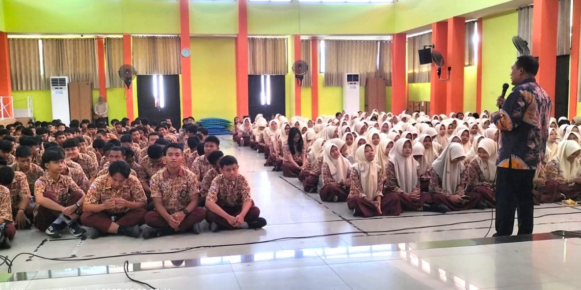 ITS dan UPN Jatim Turun ke SMA Negeri 1 Gedangan Lakukan Sosialisasi PTN