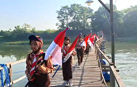 Siswa SMP Negeri 1 Krembung Kirab Bendera Merah Putih Hingga Lereng Gunung Penanggungan   