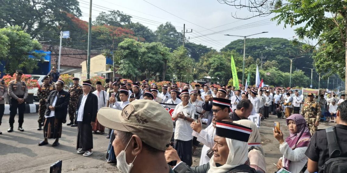 Alumni Santri Lirboyo Kepung Kantor Bupati Kediri, Desak Trans7 Minta Maaf Langsung ke KH Anwar Manshur