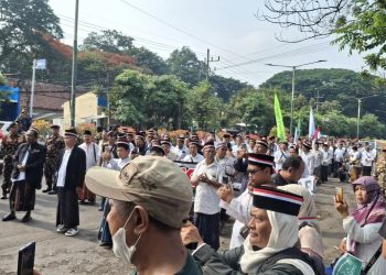 Alumni Santri Lirboyo Kepung Kantor Bupati Kediri, Desak Trans7 Minta Maaf Langsung ke KH Anwar Manshur