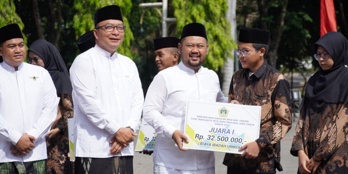 Bangga Juara Umum MTQ Jatim, Bupati Yani Serahkan Reward kepada Kafilah Gresik Rp 813 Juta