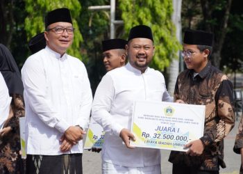 Bangga Juara Umum MTQ Jatim, Bupati Yani Serahkan Reward kepada Kafilah Gresik Rp 813 Juta