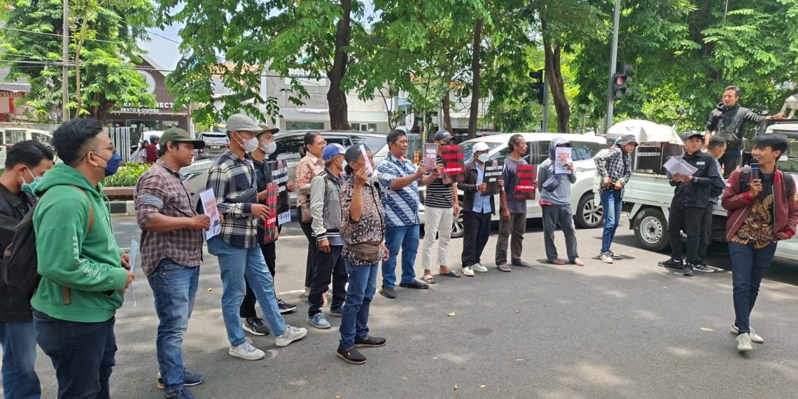 Puluhan Korban Demo di PN Niaga Surabaya, Minta PT Sipoa Dipailitkan