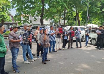 Puluhan Korban Demo di PN Niaga Surabaya, Minta PT Sipoa Dipailitkan