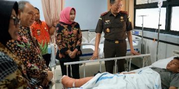 Wabup Sidoarjo dan Kajati Jatim Semangati Para Korban Musibah Ponpes Al Khoziny