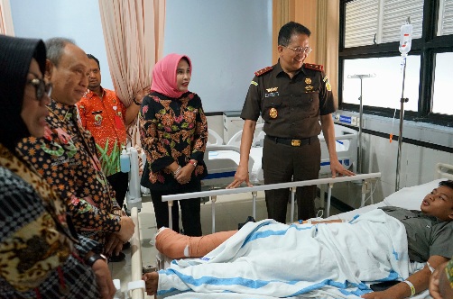 Wabup Sidoarjo dan Kajati Jatim Semangati Para Korban Musibah Ponpes Al Khoziny