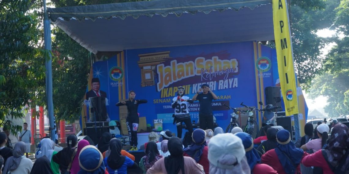 Di Kawasan Simpang Lima Gumul, Masyarakat Tumpah Ruah dalam Jalan Sehat IKA-PMII Kediri Raya