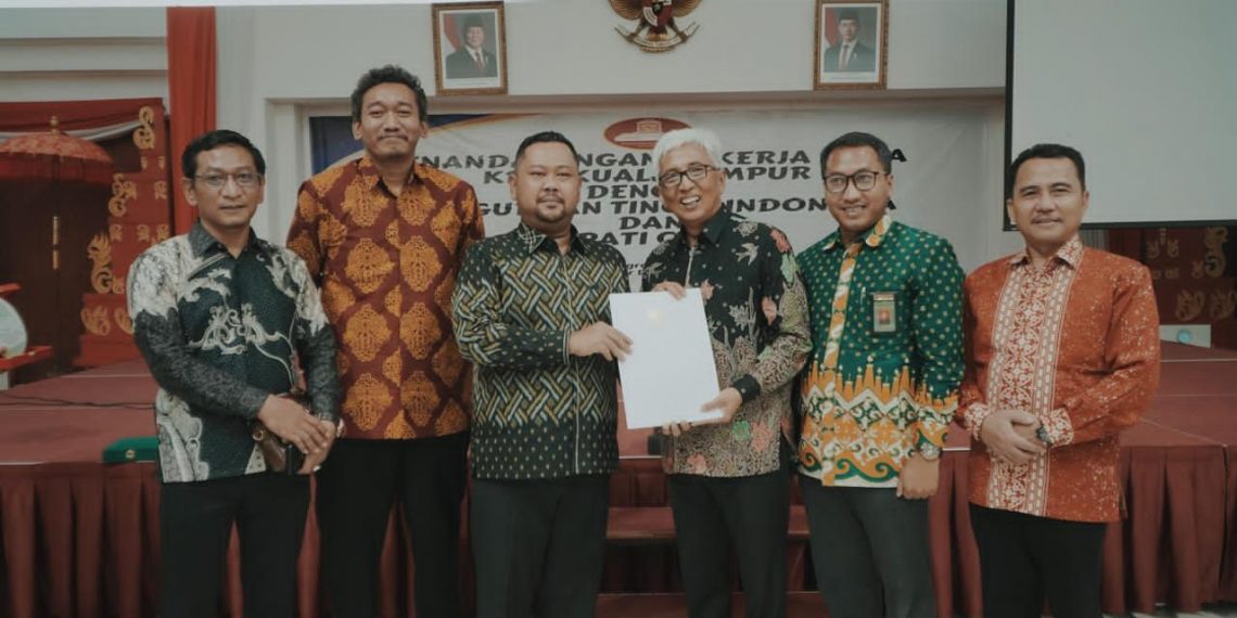 Teken MoU dengan KBRI Malaysia, Pemkab Gresik Bebaskan Anak Pekerja Migran dari Generasi Tanpa Identitas