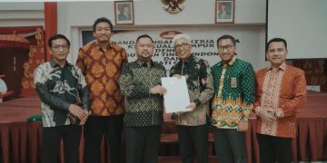 Teken MoU dengan KBRI Malaysia, Pemkab Gresik Bebaskan Anak Pekerja Migran dari Generasi Tanpa Identitas