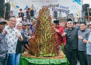 Bangkitkan Ekonomi Warga Pesisir, Wabup Asluchul Alif Resmikan KDMP Randuboto Sekalian Buka Festival Sate Kerang
