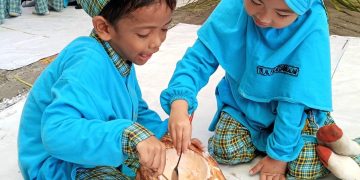 Anak-Anak TK Al Falah Darussalam Dikenalkan Pohon Kehidupan “Useful Coconut”