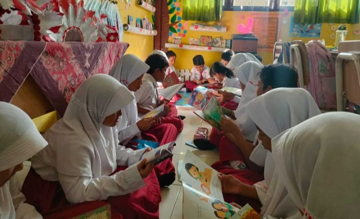 Perkuat Literasi Sekolah, SDN Sawunggaling 1/382 Surabaya Sebarkan Energi POSITIF