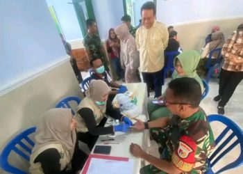 HUT ke-80 TNI, Koramil Pare Baksos dan Cek Kesehatan untuk Disabilitas