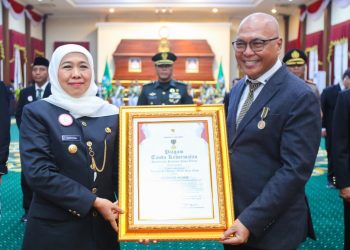 Ketum PWI Pusat Akhmad Munir Terima Lencana Kehormatan ‘Jer Basuki Mawa Beya’ dari Gubernur Jatim