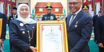 Ketum PWI Pusat Akhmad Munir Terima Lencana Kehormatan ‘Jer Basuki Mawa Beya’ dari Gubernur Jatim