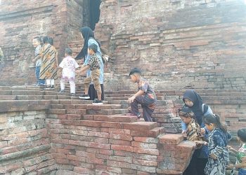 Anak-Anak PG TK Roudlotul Fatah Dikenalkan Candi dan Membuat Batik