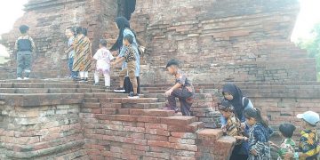 Anak-Anak PG TK Roudlotul Fatah Dikenalkan Candi dan Membuat Batik