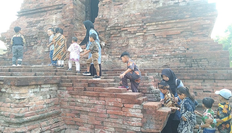 Anak-Anak PG TK Roudlotul Fatah Dikenalkan Candi dan Membuat Batik