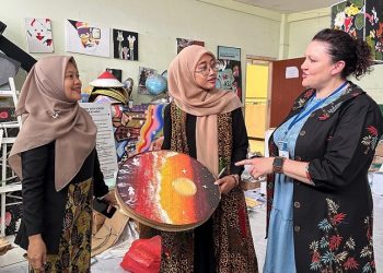 SD Al Muslim Sidoarjo Bangun Kemitraan Global, Kenalkan Batik Pada Guru Australia