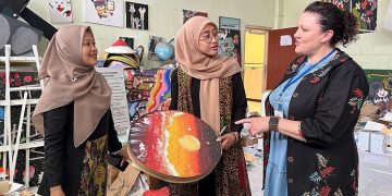 SD Al Muslim Sidoarjo Bangun Kemitraan Global, Kenalkan Batik Pada Guru Australia