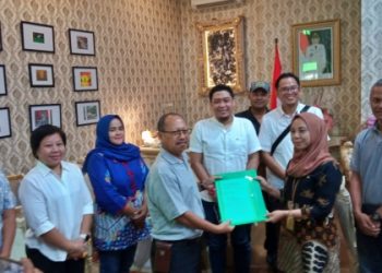 Tembok Pembatas Akan Dijebol Paksa, Warga Perumahan Regency Wadul Wabup Mimik Idayana