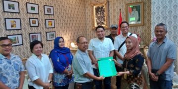 Tembok Pembatas Akan Dijebol Paksa, Warga Perumahan Regency Wadul Wabup Mimik Idayana