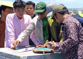 Siswa Tahfidz SMA Muhammadiyah 1 Taman Pratik Ilmu Falak Secara Langsung