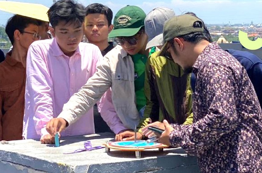 Siswa Tahfidz SMA Muhammadiyah 1 Taman Pratik Ilmu Falak Secara Langsung