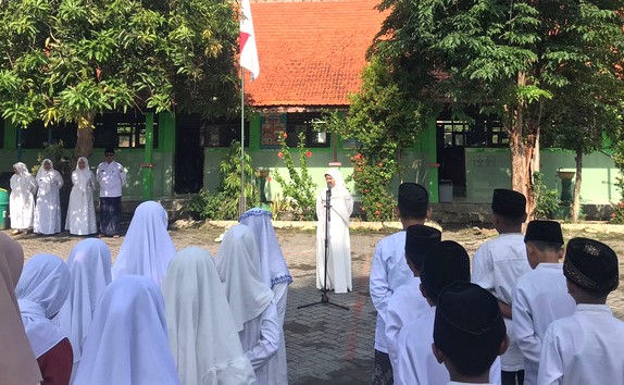 Seluruh Siswa SD Negeri Gamping 2 Krian Rayakan Hari Santri Nasional 2025