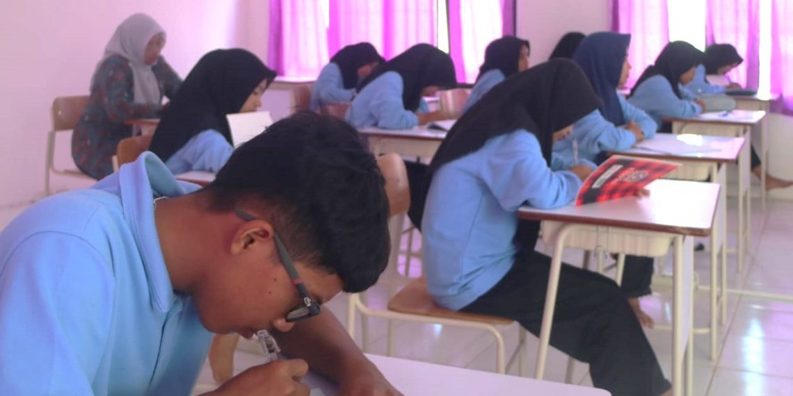 Siwa SRMA 25 Lamongan Tanpa HP Wujudkan Majalah Sekolah