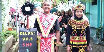 Peringati Sumpah Pemuda SMP Negeri 2 Jabon Dengan Pawai Adat Nusantara