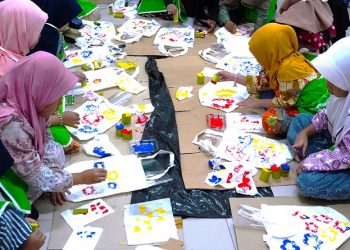 Kreatif, Siswa SDIT Nurul Hikmah Sidoarjo Membatik Dengan Pelepah Daun Pisang