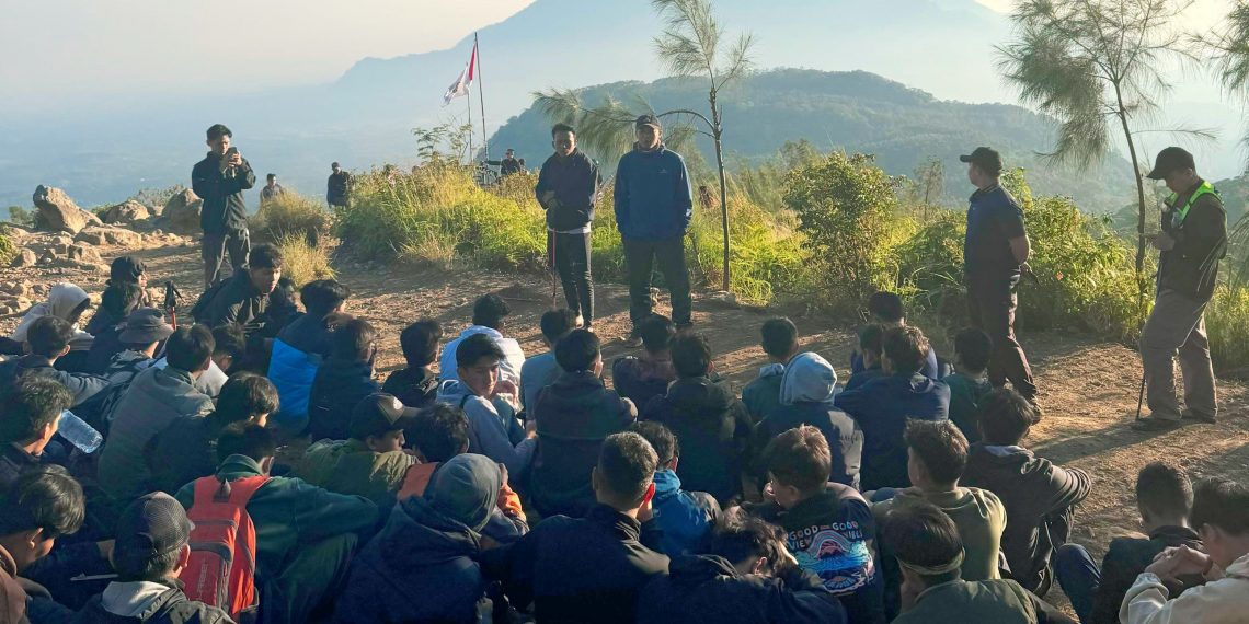 Refleksi Hari Santri, Santri Madinatul Ilmi SMA Muhammadiyah 1 Gresik ‘Muncak’ ke Puthuk Gragal, Siapkan Pemikir Merdeka