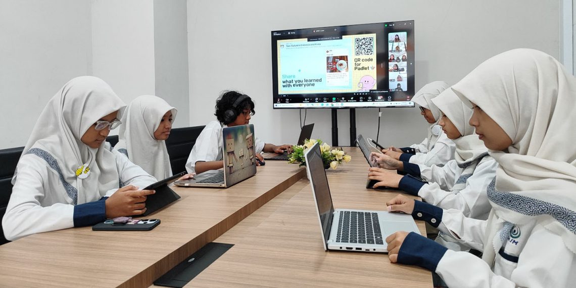 Siswa SMP SAIM Belajar Bareng Siswa Korsel Lewat Aplikasi ‘Padlet’