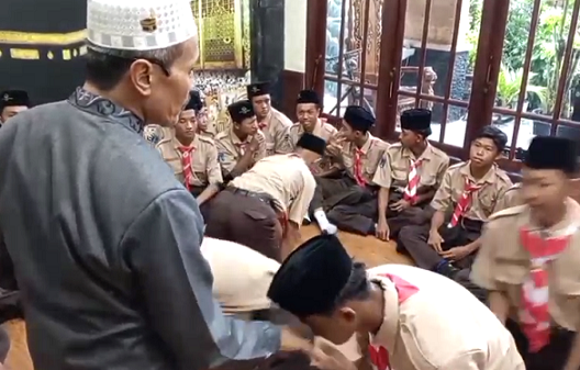 Siswa SMK Yos Sudarso 2 Candi Jalani Adab Santri di Ponpes Mamba’ul Hikam