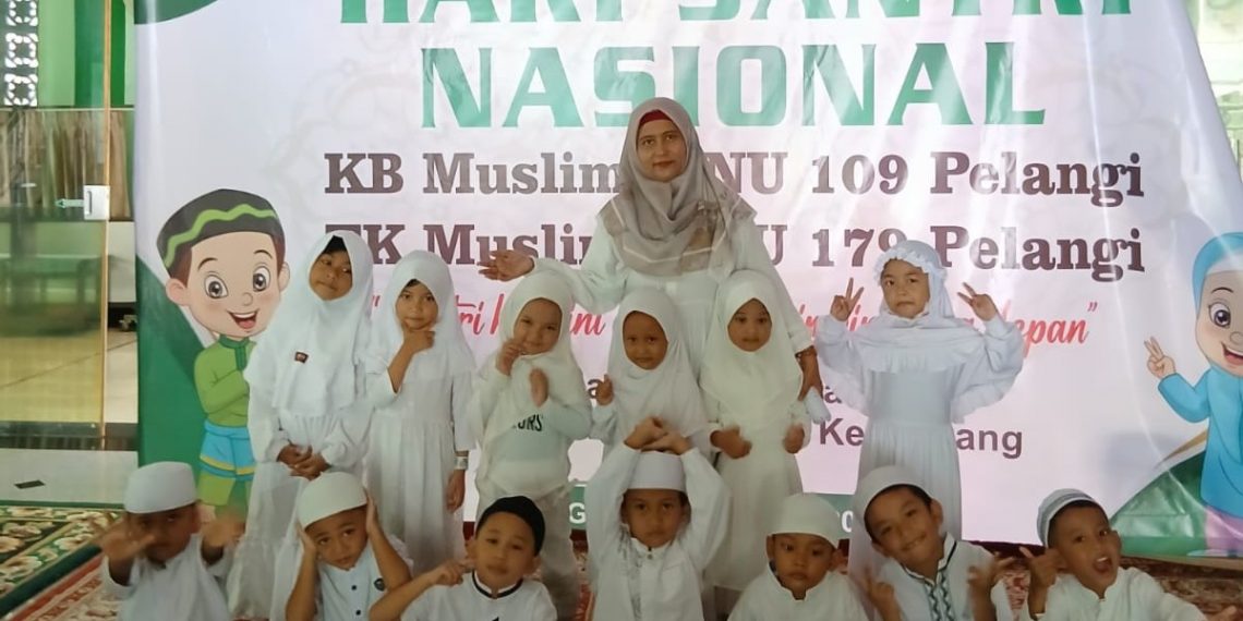 Momentum Hari Santri Nasional, Ratusan Siswa KB-TK Muslimat NU Pelangi Kedanyang Putihkan Masjid Baitul Amin