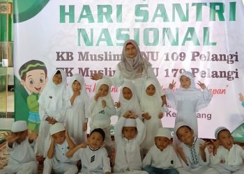 Momentum Hari Santri Nasional, Ratusan Siswa KB-TK Muslimat NU Pelangi Kedanyang Putihkan Masjid Baitul Amin
