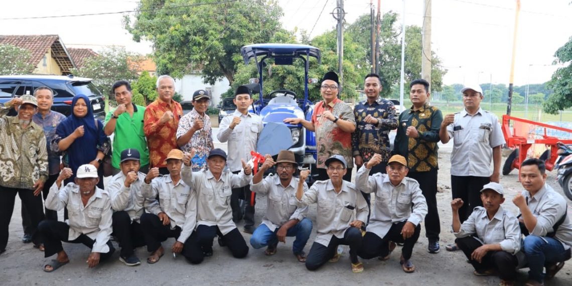 Sambang Petani di Kepuhklagen, Wabup Alif Serahkan Traktor dan Sosialisasikan Diskon Pupuk 20%