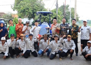 Sambang Petani di Kepuhklagen, Wabup Alif Serahkan Traktor dan Sosialisasikan Diskon Pupuk 20%