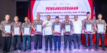 Beri Penghargaan Pendonor Darah, Bupati Yani  Sampaikan Tantangan dan Optimisme PMI Gresik