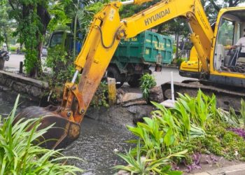 Atasi Banjir, Pemkab Sidoarjo Keruk Saluran Air