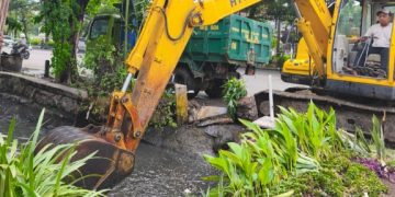 Atasi Banjir, Pemkab Sidoarjo Keruk Saluran Air