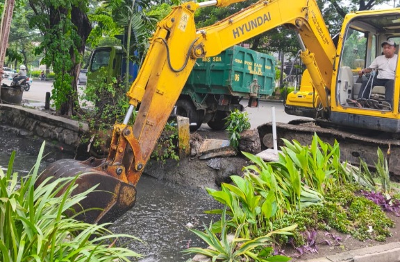 Atasi Banjir, Pemkab Sidoarjo Keruk Saluran Air