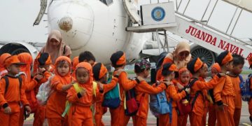 KB Al Falah Darussalam Lakukan Petualang Seru di Hanggar Juanda