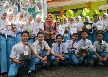 Siswa SMA Negeri 1 Taman Dibekali Buat Pupuk Kompos dan Peduli Lingkungan