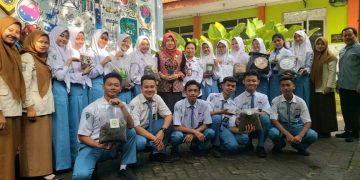 Siswa SMA Negeri 1 Taman Dibekali Buat Pupuk Kompos dan Peduli Lingkungan