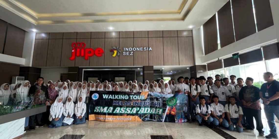 Siswa SMA Assa’adah Bungah Kunjungi KEK JIIPE Manyar