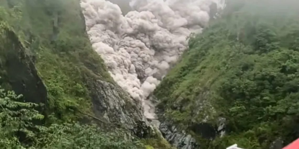 Fenomena Wisata Erupsi di Tengah “Kemarahan” Semeru