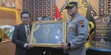 Miliki ‘Social Awarness’ Tinggi, Prof Kurjum Berikan Award kepada Kapolres Rembang